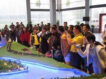 近期，中脈紅寶石培訓在全國范圍內如火如荼開展，廣受各地家人好評。3月27日-29日，中脈開展了“紅寶石巴馬生態養生獎勵之旅”活動，首批參加完紅寶石培訓的近百名家人參加了此次旅游活動。本次旅游是中脈對“新晉紅寶石”的獎勵旅游。