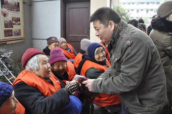 1月12日，在中脈國際副董事長、中脈科技首席咨詢顧問周希儉的帶領下，中脈科技杭州分公司的員工及浙江地區的部分經銷商來到湖州莫干山老年樂園，為那里的殘疾、孤寡、貧困老人帶去了價值10萬余元的物品，有中脈灸、有樂果汁、老人帶的帽子圍巾等。