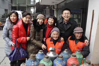 1月12日，在中脈國際副董事長、中脈科技首席咨詢顧問周希儉的帶領下，中脈科技杭州分公司的員工及浙江地區的部分經銷商來到湖州莫干山老年樂園，為那里的殘疾、孤寡、貧困老人帶去了價值10萬余元的物品，有中脈灸、有樂果汁、老人帶的帽子圍巾等。