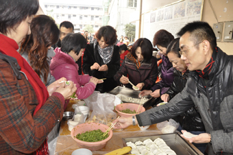 1月12日，在中脈國際副董事長、中脈科技首席咨詢顧問周希儉的帶領下，中脈科技杭州分公司的員工及浙江地區的部分經銷商來到湖州莫干山老年樂園，為那里的殘疾、孤寡、貧困老人帶去了價值10萬余元的物品，有中脈灸、有樂果汁、老人帶的帽子圍巾等。