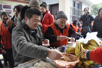 1月12日，在中脈國際副董事長、中脈科技首席咨詢顧問周希儉的帶領下，中脈科技杭州分公司的員工及浙江地區的部分經銷商來到湖州莫干山老年樂園，為那里的殘疾、孤寡、貧困老人帶去了價值10萬余元的物品，有中脈灸、有樂果汁、老人帶的帽子圍巾等。