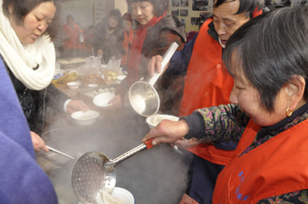 1月12日，在中脈國際副董事長、中脈科技首席咨詢顧問周希儉的帶領下，中脈科技杭州分公司的員工及浙江地區的部分經銷商來到湖州莫干山老年樂園，為那里的殘疾、孤寡、貧困老人帶去了價值10萬余元的物品，有中脈灸、有樂果汁、老人帶的帽子圍巾等。