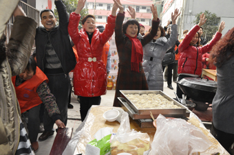 1月12日，在中脈國際副董事長、中脈科技首席咨詢顧問周希儉的帶領下，中脈科技杭州分公司的員工及浙江地區的部分經銷商來到湖州莫干山老年樂園，為那里的殘疾、孤寡、貧困老人帶去了價值10萬余元的物品，有中脈灸、有樂果汁、老人帶的帽子圍巾等。
