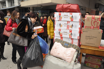 1月12日，在中脈國際副董事長、中脈科技首席咨詢顧問周希儉的帶領下，中脈科技杭州分公司的員工及浙江地區的部分經銷商來到湖州莫干山老年樂園，為那里的殘疾、孤寡、貧困老人帶去了價值10萬余元的物品，有中脈灸、有樂果汁、老人帶的帽子圍巾等。