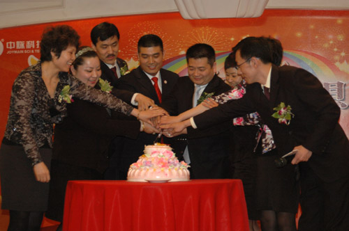 以健康的名義創(chuàng)造更美好的世界，以無(wú)限的激情演繹屬于東方的精彩。2011年4月23日，中脈科技新疆分公司舉行了開(kāi)業(yè)一周年慶祝活動(dòng)。近200名經(jīng)銷商代表參會(huì)。中脈國(guó)際副董事長(zhǎng)、中脈科技首席咨詢顧問(wèn)周希儉到會(huì)祝賀并發(fā)表講話。