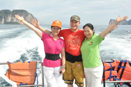 11月26日，“2010中脈普吉旅游獎勵活動”在滿載的歡笑中畫上了圓滿的句號。五天三夜的尊榮之旅，讓中脈優(yōu)秀經(jīng)銷商滿滿的感受了泰國普吉島的人文風(fēng)情，豐富了自己的人生體驗，更增添了對中脈直銷事業(yè)的熱愛。許多參游的家人都激動而又不無自豪的說：“公司這次組織的海外游讓我們享受了最大的榮耀，感受到了最無微不至的關(guān)懷。沖擊下年度的業(yè)績目標我們很有信心。下