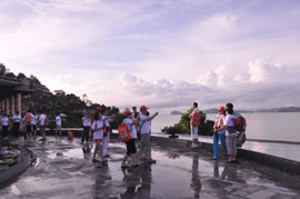 11月26日，“2010中脈普吉旅游獎勵活動”在滿載的歡笑中畫上了圓滿的句號。五天三夜的尊榮之旅，讓中脈優(yōu)秀經(jīng)銷商滿滿的感受了泰國普吉島的人文風(fēng)情，豐富了自己的人生體驗，更增添了對中脈直銷事業(yè)的熱愛。許多參游的家人都激動而又不無自豪的說：“公司這次組織的海外游讓我們享受了最大的榮耀，感受到了最無微不至的關(guān)懷。沖擊下年度的業(yè)績目標我們很有信心。下