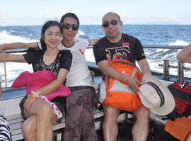 11月26日，“2010中脈普吉旅游獎勵活動”在滿載的歡笑中畫上了圓滿的句號。五天三夜的尊榮之旅，讓中脈優(yōu)秀經(jīng)銷商滿滿的感受了泰國普吉島的人文風(fēng)情，豐富了自己的人生體驗，更增添了對中脈直銷事業(yè)的熱愛。許多參游的家人都激動而又不無自豪的說：“公司這次組織的海外游讓我們享受了最大的榮耀，感受到了最無微不至的關(guān)懷。沖擊下年度的業(yè)績目標我們很有信心。下