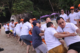 11月26日，“2010中脈普吉旅游獎勵活動”在滿載的歡笑中畫上了圓滿的句號。五天三夜的尊榮之旅，讓中脈優(yōu)秀經(jīng)銷商滿滿的感受了泰國普吉島的人文風(fēng)情，豐富了自己的人生體驗，更增添了對中脈直銷事業(yè)的熱愛。許多參游的家人都激動而又不無自豪的說：“公司這次組織的海外游讓我們享受了最大的榮耀，感受到了最無微不至的關(guān)懷。沖擊下年度的業(yè)績目標我們很有信心。下