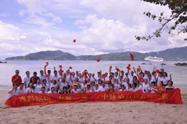 11月26日，“2010中脈普吉旅游獎勵活動”在滿載的歡笑中畫上了圓滿的句號。五天三夜的尊榮之旅，讓中脈優(yōu)秀經(jīng)銷商滿滿的感受了泰國普吉島的人文風(fēng)情，豐富了自己的人生體驗，更增添了對中脈直銷事業(yè)的熱愛。許多參游的家人都激動而又不無自豪的說：“公司這次組織的海外游讓我們享受了最大的榮耀，感受到了最無微不至的關(guān)懷。沖擊下年度的業(yè)績目標我們很有信心。下