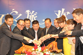 11月26日，“2010中脈普吉旅游獎勵活動”在滿載的歡笑中畫上了圓滿的句號。五天三夜的尊榮之旅，讓中脈優(yōu)秀經(jīng)銷商滿滿的感受了泰國普吉島的人文風(fēng)情，豐富了自己的人生體驗，更增添了對中脈直銷事業(yè)的熱愛。許多參游的家人都激動而又不無自豪的說：“公司這次組織的海外游讓我們享受了最大的榮耀，感受到了最無微不至的關(guān)懷。沖擊下年度的業(yè)績目標我們很有信心。下