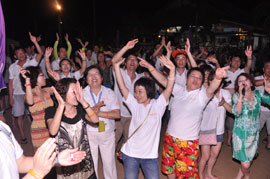 11月26日，“2010中脈普吉旅游獎勵活動”在滿載的歡笑中畫上了圓滿的句號。五天三夜的尊榮之旅，讓中脈優(yōu)秀經(jīng)銷商滿滿的感受了泰國普吉島的人文風(fēng)情，豐富了自己的人生體驗，更增添了對中脈直銷事業(yè)的熱愛。許多參游的家人都激動而又不無自豪的說：“公司這次組織的海外游讓我們享受了最大的榮耀，感受到了最無微不至的關(guān)懷。沖擊下年度的業(yè)績目標我們很有信心。下