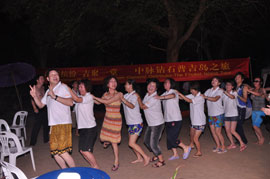 11月26日，“2010中脈普吉旅游獎勵活動”在滿載的歡笑中畫上了圓滿的句號。五天三夜的尊榮之旅，讓中脈優(yōu)秀經(jīng)銷商滿滿的感受了泰國普吉島的人文風(fēng)情，豐富了自己的人生體驗，更增添了對中脈直銷事業(yè)的熱愛。許多參游的家人都激動而又不無自豪的說：“公司這次組織的海外游讓我們享受了最大的榮耀，感受到了最無微不至的關(guān)懷。沖擊下年度的業(yè)績目標我們很有信心。下