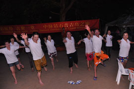 11月26日，“2010中脈普吉旅游獎勵活動”在滿載的歡笑中畫上了圓滿的句號。五天三夜的尊榮之旅，讓中脈優(yōu)秀經(jīng)銷商滿滿的感受了泰國普吉島的人文風(fēng)情，豐富了自己的人生體驗，更增添了對中脈直銷事業(yè)的熱愛。許多參游的家人都激動而又不無自豪的說：“公司這次組織的海外游讓我們享受了最大的榮耀，感受到了最無微不至的關(guān)懷。沖擊下年度的業(yè)績目標我們很有信心。下