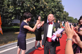 16日12:30，公司高管、國(guó)際市場(chǎng)各地負(fù)責(zé)人、來(lái)自不同國(guó)家和地區(qū)的國(guó)際市場(chǎng)優(yōu)秀經(jīng)銷(xiāo)商代表、中脈道和系統(tǒng)中國(guó)區(qū)策略委、中脈道和系統(tǒng)全球策略委，經(jīng)過(guò)長(zhǎng)長(zhǎng)的紅地毯，在萬(wàn)眾矚目睹中進(jìn)入主會(huì)場(chǎng)。