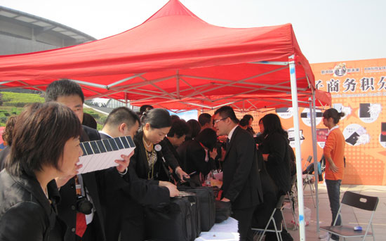 時間進入下午12：30分，越來越多的經(jīng)銷商進入會場展廳，此次年會中脈推出豐富多彩的產(chǎn)品展臺，有專門制作的周年回顧展覽墻，讓到會的中外經(jīng)銷商都能了解到中脈公司一年來艱苦奮斗的事業(yè)足跡，增加跟隨中脈的信心；有中脈領(lǐng)導(dǎo)人形象展示，親切的面容，引得經(jīng)銷商不停駐足合照；有巴馬生態(tài)養(yǎng)生展板，綠意盎然的展板給大家清新的感覺，仿佛巴馬近在咫尺，增加對中脈生態(tài)產(chǎn)品的信任，并配了詳細(xì)的產(chǎn)品說
