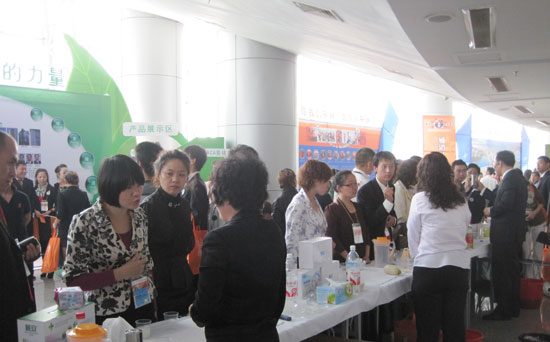 時間進入下午12：30分，越來越多的經(jīng)銷商進入會場展廳，此次年會中脈推出豐富多彩的產(chǎn)品展臺，有專門制作的周年回顧展覽墻，讓到會的中外經(jīng)銷商都能了解到中脈公司一年來艱苦奮斗的事業(yè)足跡，增加跟隨中脈的信心；有中脈領(lǐng)導(dǎo)人形象展示，親切的面容，引得經(jīng)銷商不停駐足合照；有巴馬生態(tài)養(yǎng)生展板，綠意盎然的展板給大家清新的感覺，仿佛巴馬近在咫尺，增加對中脈生態(tài)產(chǎn)品的信任，并配了詳細(xì)的產(chǎn)品說