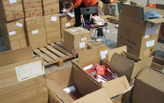 時間進入下午12：30分，越來越多的經(jīng)銷商進入會場展廳，此次年會中脈推出豐富多彩的產(chǎn)品展臺，有專門制作的周年回顧展覽墻，讓到會的中外經(jīng)銷商都能了解到中脈公司一年來艱苦奮斗的事業(yè)足跡，增加跟隨中脈的信心；有中脈領(lǐng)導(dǎo)人形象展示，親切的面容，引得經(jīng)銷商不停駐足合照；有巴馬生態(tài)養(yǎng)生展板，綠意盎然的展板給大家清新的感覺，仿佛巴馬近在咫尺，增加對中脈生態(tài)產(chǎn)品的信任，并配了詳細(xì)的產(chǎn)品說