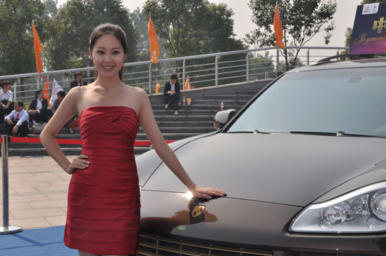 2010年10月16日中午，南京江寧體育館正門，艷陽高照、彩旗飄揚、橫幅高掛、鑼鼓喧天，場館內外人流如織，一派喜慶的景象。離中脈科技年會盛典開幕只半個小時，場館內外已經聚集了數千名來自全國各地的市場精英，中脈科技會議現場的布置更是讓眾多伙伴流連往返，大家不停地觀賞、拍照。不時贊嘆此次大會的盛況，場館內外到處都是伙伴們開心的笑臉。