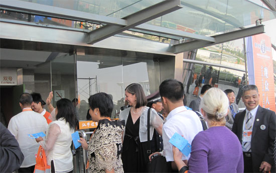 2010年10月16日中午，南京江寧體育館正門，艷陽高照、彩旗飄揚、橫幅高掛、鑼鼓喧天，場館內外人流如織，一派喜慶的景象。離中脈科技年會盛典開幕只半個小時，場館內外已經聚集了數千名來自全國各地的市場精英，中脈科技會議現場的布置更是讓眾多伙伴流連往返，大家不停地觀賞、拍照。不時贊嘆此次大會的盛況，場館內外到處都是伙伴們開心的笑臉。