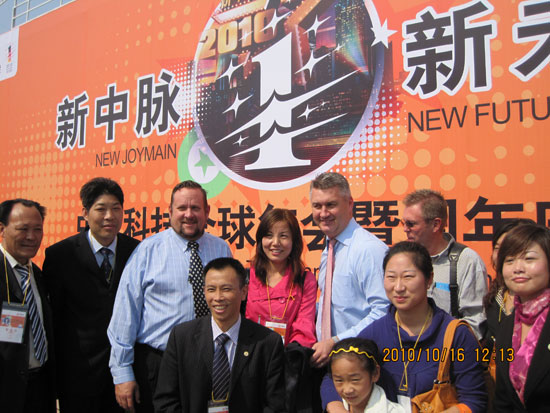 2010年10月16日中午，南京江寧體育館正門，艷陽高照、彩旗飄揚、橫幅高掛、鑼鼓喧天，場館內外人流如織，一派喜慶的景象。離中脈科技年會盛典開幕只半個小時，場館內外已經聚集了數千名來自全國各地的市場精英，中脈科技會議現場的布置更是讓眾多伙伴流連往返，大家不停地觀賞、拍照。不時贊嘆此次大會的盛況，場館內外到處都是伙伴們開心的笑臉。