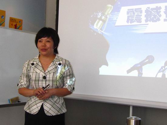暨6月底總部賽區將全國性產品演講PK賽的大幕拉開后，遼寧、廣東、深圳、上海、新疆、山東、北京、浙江、黑龍江等9家分公司輪番上場，奪目亮相。在人力資源部、全國業務部、教育部和各分公司的積極宣傳動員下，共121位經銷商和員工角逐在中脈的講臺上，分享產品的點滴體驗，最終有18名選手入圍全國總決賽，分別是治淮、吳金艷、翟羽、張思諾、李慧、林立養、朱文勇、高文明、黃愛萍、王文革、吳乾龍、蔡