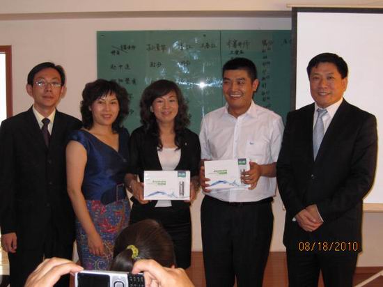 暨6月底總部賽區將全國性產品演講PK賽的大幕拉開后，遼寧、廣東、深圳、上海、新疆、山東、北京、浙江、黑龍江等9家分公司輪番上場，奪目亮相。在人力資源部、全國業務部、教育部和各分公司的積極宣傳動員下，共121位經銷商和員工角逐在中脈的講臺上，分享產品的點滴體驗，最終有18名選手入圍全國總決賽，分別是治淮、吳金艷、翟羽、張思諾、李慧、林立養、朱文勇、高文明、黃愛萍、王文革、吳乾龍、蔡
