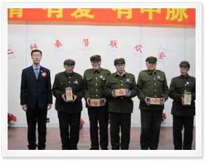 春節(jié)前夕，一場(chǎng)以有情，有愛，有中脈為主題的獻(xiàn)愛心、送溫暖活動(dòng)，正在中脈科技各分公司順利的展開。 這個(gè)活動(dòng)是由中脈科技統(tǒng)一部署，江蘇、浙江、沈陽、北京、新疆辦事處等分支機(jī)構(gòu)熱烈響應(yīng)，當(dāng)?shù)亟?jīng)銷商伙伴們踴躍參與的一次公益性活動(dòng)，是中脈科技即2009年12月22日向中國(guó)公安民警英烈基金會(huì)捐贈(zèng)1000萬元之后又一次愛心行為，是積極踐行共創(chuàng)與共享企業(yè)核心價(jià)值觀，認(rèn)真履行企業(yè)社會(huì)責(zé)任的生動(dòng)表現(xiàn)。各