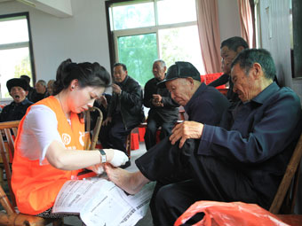 2013年4月13日，在中脈科技溫州分公司的組織下，中脈員工和經(jīng)銷商志愿者一行近40人走進溫州瑞安市順泰鄉(xiāng)敬老院，探望及慰問這里的孤寡老人，將全國孝德關(guān)愛工程的春風送到老人的身邊。