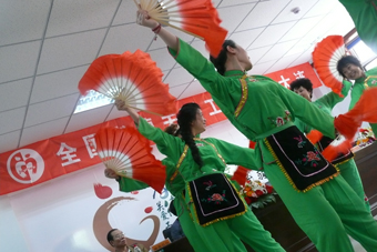 2013年5月30日，在中脈國際全球執(zhí)行總裁、中脈科技中國區(qū)總裁張琦的帶領(lǐng)下，中脈科技大連分公司員工和當(dāng)?shù)亟?jīng)銷商一行100余人，來到大連市西崗區(qū)老年社會福利院，為老人們送去了孝德關(guān)愛的溫馨春風(fēng)。此次活動得到了大連市西崗區(qū)區(qū)長、副區(qū)長、慈善總會會長、秘書長、老齡辦主任等相關(guān)領(lǐng)導(dǎo)的熱心支持，同時也得到了大連電視臺、大連晚報、大連日報、大連廣播電臺及半島晨報等多家媒體的關(guān)注與報道。 總裁