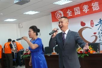 2013年5月30日，在中脈國際全球執(zhí)行總裁、中脈科技中國區(qū)總裁張琦的帶領(lǐng)下，中脈科技大連分公司員工和當(dāng)?shù)亟?jīng)銷商一行100余人，來到大連市西崗區(qū)老年社會福利院，為老人們送去了孝德關(guān)愛的溫馨春風(fēng)。此次活動得到了大連市西崗區(qū)區(qū)長、副區(qū)長、慈善總會會長、秘書長、老齡辦主任等相關(guān)領(lǐng)導(dǎo)的熱心支持，同時也得到了大連電視臺、大連晚報、大連日報、大連廣播電臺及半島晨報等多家媒體的關(guān)注與報道。 總裁
