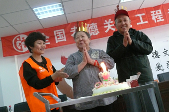 2013年5月30日，在中脈國際全球執(zhí)行總裁、中脈科技中國區(qū)總裁張琦的帶領(lǐng)下，中脈科技大連分公司員工和當(dāng)?shù)亟?jīng)銷商一行100余人，來到大連市西崗區(qū)老年社會福利院，為老人們送去了孝德關(guān)愛的溫馨春風(fēng)。此次活動得到了大連市西崗區(qū)區(qū)長、副區(qū)長、慈善總會會長、秘書長、老齡辦主任等相關(guān)領(lǐng)導(dǎo)的熱心支持，同時也得到了大連電視臺、大連晚報、大連日報、大連廣播電臺及半島晨報等多家媒體的關(guān)注與報道。 總裁