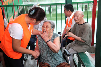 7月23日，中脈科技北京分公司組織公司員工和當(dāng)?shù)亟?jīng)銷商，一行40余人來到了北京市通州區(qū)馬駒橋鎮(zhèn)敬老院，為這里的孤寡老人們送去了炎炎夏日的關(guān)懷與問候。
