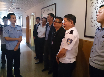 6月24日，“南京中脈科技發(fā)展有限公司捐建希望小學捐款儀式”在山東省公安廳舉行，中脈國際副董事長周希儉、中脈科技中國區(qū)常務副總裁薛勇等一行人出席了捐贈儀式。