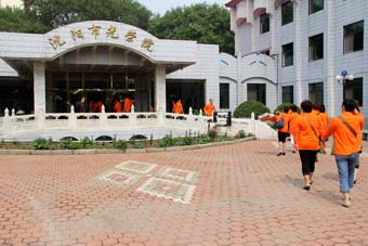 6月21日，中脈科技沈陽(yáng)分公司員工和當(dāng)?shù)亟?jīng)銷(xiāo)商約30余人來(lái)到沈陽(yáng)市養(yǎng)老院光榮院參加了“中脈孝德行”活動(dòng)。旨在充分踐行“孝德”文化，關(guān)心、關(guān)愛(ài)老人們的身心健康，以此帶動(dòng)全社會(huì)去關(guān)注老年人問(wèn)題。