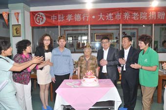6月22日，大連市西崗區老年社會福利院一派熱鬧氛圍，西崗區政府、區民政局、區慈善總會等機構領導與中脈科技的高管、員工、經銷商們濟濟一堂，共同見證“中脈科技助老助殘慈善基金”的簽字儀式。