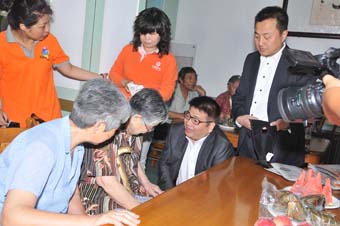 6月22日，大連市西崗區老年社會福利院一派熱鬧氛圍，西崗區政府、區民政局、區慈善總會等機構領導與中脈科技的高管、員工、經銷商們濟濟一堂，共同見證“中脈科技助老助殘慈善基金”的簽字儀式。
