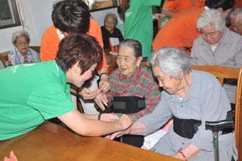 6月22日，大連市西崗區老年社會福利院一派熱鬧氛圍，西崗區政府、區民政局、區慈善總會等機構領導與中脈科技的高管、員工、經銷商們濟濟一堂，共同見證“中脈科技助老助殘慈善基金”的簽字儀式。