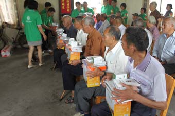 2012年6月21日，中脈杭州分公司與義烏當?shù)亟?jīng)銷商共30余人來到義烏市稠城鎮(zhèn)城西敬老院參加了中脈“孝德行”系列活動杭州站第二次活動。