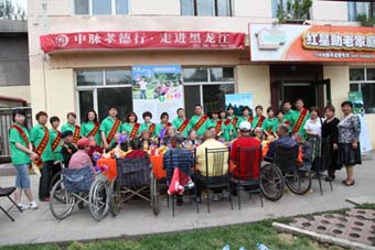 6月14日，紅星助老院的老人們非常開心，唱歌、做游戲、表演節目玩了大半天。更令他們開心的是，每個人還都領到了一份禮物。