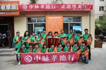 6月14日，紅星助老院的老人們非常開心，唱歌、做游戲、表演節目玩了大半天。更令他們開心的是，每個人還都領到了一份禮物。