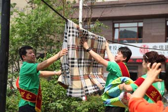 6月14日，紅星助老院的老人們非常開心，唱歌、做游戲、表演節目玩了大半天。更令他們開心的是，每個人還都領到了一份禮物。