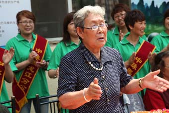 6月14日，紅星助老院的老人們非常開心，唱歌、做游戲、表演節目玩了大半天。更令他們開心的是，每個人還都領到了一份禮物。
