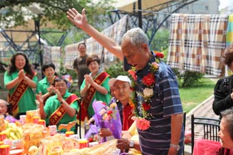 6月14日，紅星助老院的老人們非常開心，唱歌、做游戲、表演節目玩了大半天。更令他們開心的是，每個人還都領到了一份禮物。