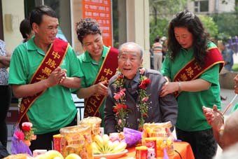 6月14日，紅星助老院的老人們非常開心，唱歌、做游戲、表演節目玩了大半天。更令他們開心的是，每個人還都領到了一份禮物。