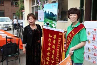 6月14日，紅星助老院的老人們非常開心，唱歌、做游戲、表演節目玩了大半天。更令他們開心的是，每個人還都領到了一份禮物。