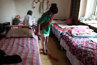 6月14日，紅星助老院的老人們非常開心，唱歌、做游戲、表演節目玩了大半天。更令他們開心的是，每個人還都領到了一份禮物。