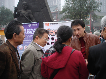 中脈全程贊助了老年人運動會 中脈工作人員現場接受咨詢 中脈咨詢臺前人山人海 老年朋友拿到了中脈獎品很開心 11月23日，重慶陽光助老中心在巴國城舉辦重慶市老年趣味運動會，重慶全市約有1000多老年人參加了此次運動會。中脈全程贊助了此次活動，除為參會老年人準備了100多個中脈遠紅鎮痛護頸外，還派出專家負責免費為參加運動會的老年人提供健康檢查、健康咨詢等服務