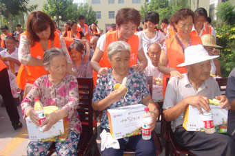 8月10日，在中脈科技山東分公司的精心組織下，來自中脈科技的員工和愛心志愿者一行50余人來到菏澤市開發區佃戶屯敬老院，將中脈對老年朋友的愛心問候帶給了這里的老人。