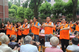 2013年9月，中脈科技上海分公司組織員工及各地經銷商志愿者一行近70人，來到位于上海閔行區的華坪敬老院，將來自中脈家人的愛心與慰問送給安居在此的數十位老人，當地媒體也前來現場對